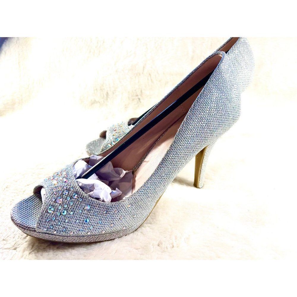 Bonibel Size 7.5 Silver Glitter Heels - Picture 4 of 10
